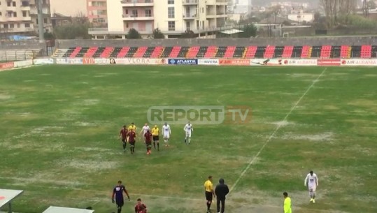 Ndërpritet ndeshja Flamurtari-Teuta, shiu i dendur përmbyt fushën në Vlorë (VIDEO)
