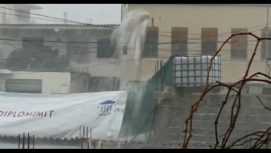 Momentet e stuhisë në Tiranë nga reshjet e dendura dhe shtrëngatat (VIDEO)