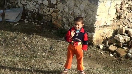 Moti i keq rikthen në shtëpinë e pabanueshme familjen nga Berati: Çadra fut ujë! Po s'na ndihmoi shteti 'ça të thotë vllai jot' (VIDEO)