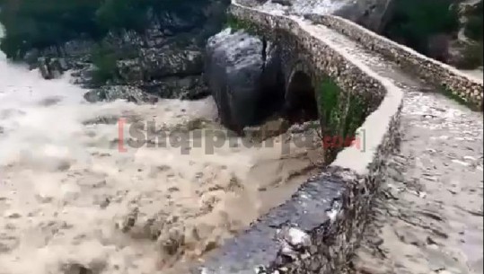 Reshjet e dendura të shiut/ Rriten prurjet e lumit Shashica pranë Urës së Bratit (VIDEO)