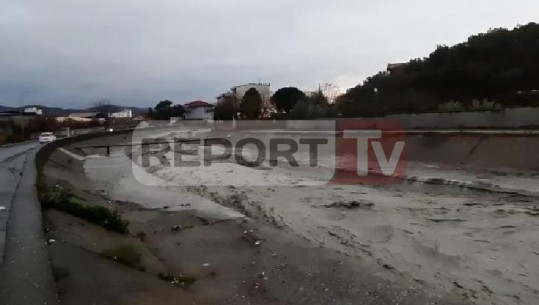 Elbasan- Reshjet e shiut fryjnë ‘Përroin e Zaranikës’, rrezik për përmbytje (VIDEO)