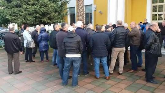 Punëtorët e Uzinës së naftës në Ballsh protestë para prefekturës: Duam pagat e sigurimet! Do nisemi drejt Tiranës (VIDEO)