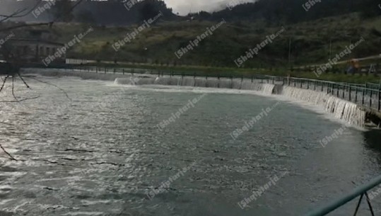 Moti i keq shkakton probleme në Gjirokastër, rritet niveli i lumit të Viroit! Vështirësi në qarkullimin e mjeteve në disa akse (VIDEO)
