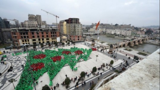 Shkupi synon rekord Guinness, krijon pemën e Vitit të Ri me njerëz  (VIDEO)