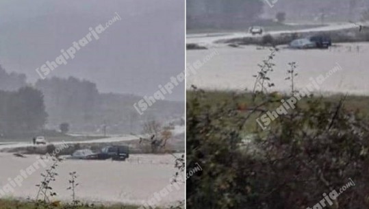 Shirat përmbytin rrugën në Tërbaç të Vlorës, makinat futen mes përmes ujit