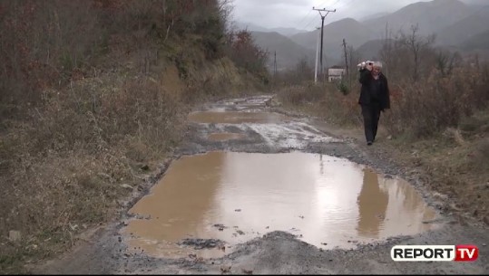 Rruga e Kalivaçit në Dibër e pakalueshme, banorët: Asnjë ndërhyrje në 30 vite (VIDEO)