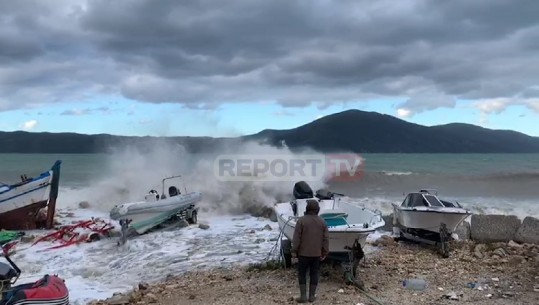 Moti i keq 'pushton' Vlorën, dallgët dëmtojnë anijet e peshkimit në Radhimë (VIDEO)