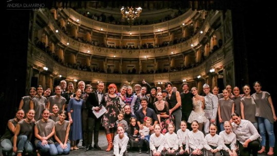 'Cagli vallëzon për Shqipërinë', balerinët shqiptarë dhe italianë bashkohen për të ndihmuar të prekurit nga tërmeti