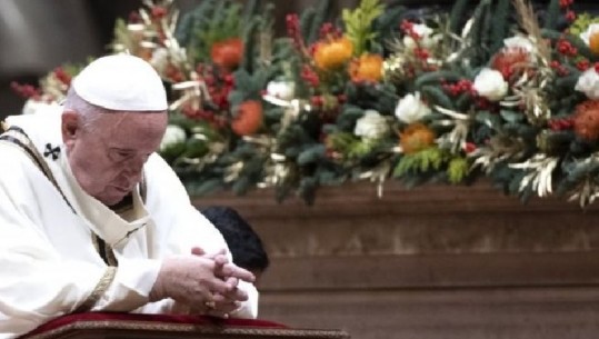 Mesazhi i Papës në meshën e Krishtëlindjes, kërkon zbutjen e 'zemrave të përqendruara në vetvete'