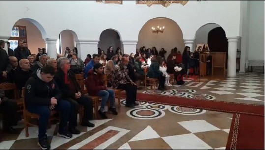 Gjirokastër/ Mbahet mesha e krishtlindjes, qytetarët mblidhen tek Katedralja Ortodokse (VIDEO)