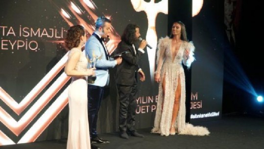 Genta Ismajli fiton çmimin e rëndësishëm në Turqi, ndez skenën e spektaklit