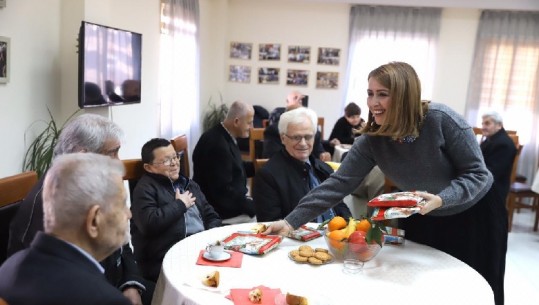 Gjesti prekës/ Gjyshet dhe gjyshërit në shtëpinë e të moshuarve në Tiranë dhurojnë kursimet për të prekurit nga tërmeti