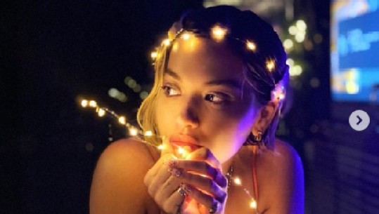 Rita Ora feston në bregdet me familjen për Krishtlindje