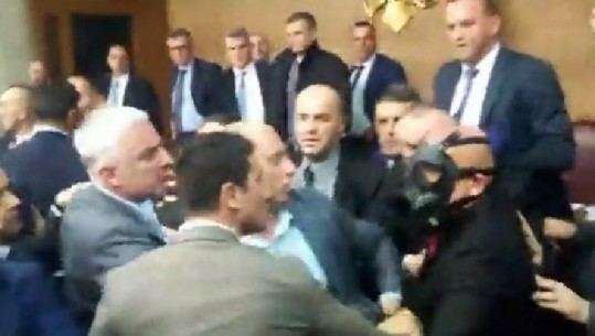 Tensione në Mal të Zi, deputetët serbë nxirren me dhunë nga Kuvendi, bllokohen rrugët (VIDEO)