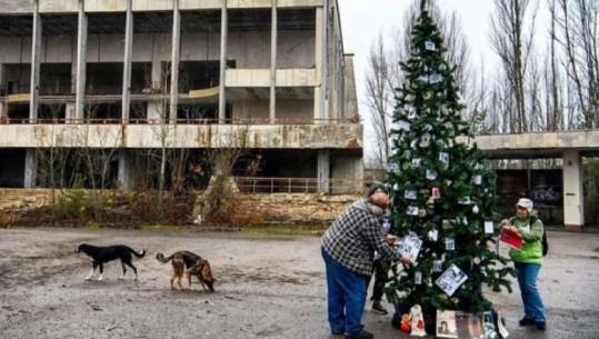 Pema e Krishtlindjes rikthehet në qytetin fantazmë të Çernobilit