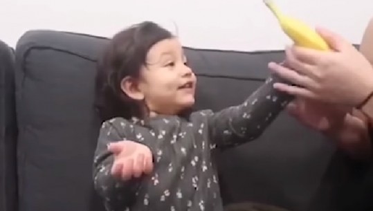 I dhurojnë një banane për festë...ja reagimi epik i vogëlushes Aria (VIDEO)