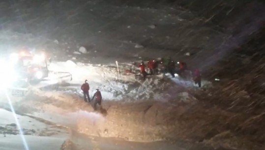 Styria/Austri, orteku nuk kursen skiatorin, 5 orë i 'varrosur' nën dëborë, shpëtohet...(VIDEO)