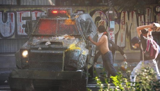 Përleshje midis demonstruesve dhe policisë në Kili, tre të vdekur, digjet ‘Cine Arte Alameda’