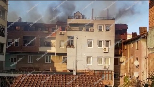 Zjarr në një pallat në Pogradec, digjen 12 apartamente në dy katet shtesë ende të pa legalizuar!  Lëndohet edhe një zjarrfikës (VIDEO)