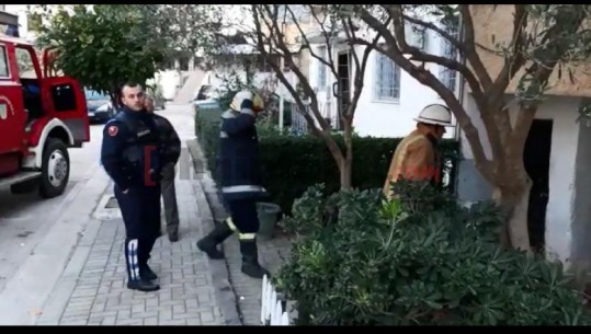 Apartamenti në flakë në Fushë-Krujë, fqinjët hapin derën me forcë dhe shpëtojnë të moshuarit në gjumë (VIDEO)