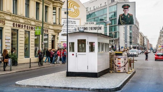 Berlin, grabitje dhe të shtëna armësh pranë ‘Checkpoint Charlie’ (VIDEO)