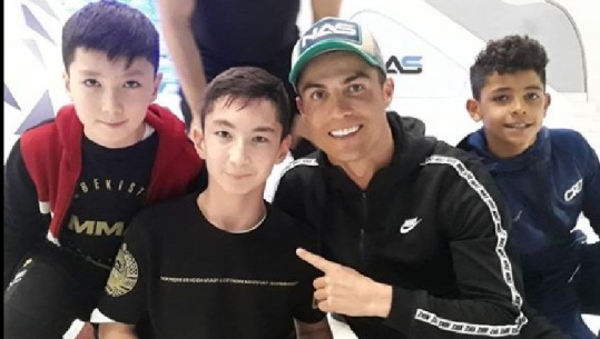 Cristiano Ronaldo plotëson ëndrrën e një fëmije me aftësi të kufizuara, luan futboll me të (VIDEO)