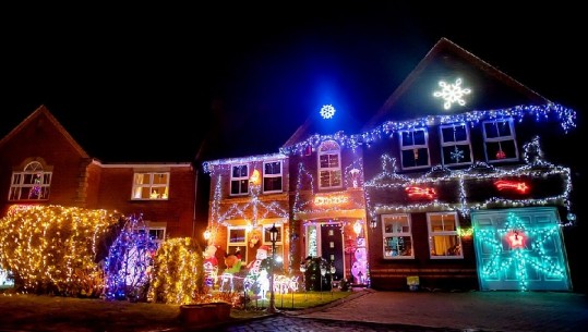 Fshati në Angli që ndez dritat e festave për të bërë bamirësi... (FOTO)