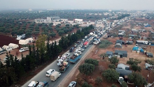 Idlib, 20 mijë civilë të tjerë të zhvendosur pranë kufirit turk në 48 orët e fundit