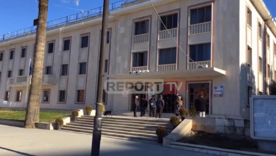 Ish-shoferi i hedh granatë kryebashkiakut të Lushnjes, plagoset dhe sekretarja! Nisen me urgjencë drejt Tiranës (VIDEO)