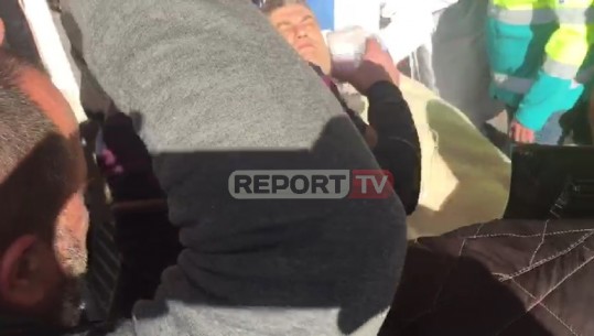 VIDEO- Nën masa të shumta sigurie, momenti kur kryebashkiaku i Lushnjes Fatos Tushe mbërrin tek Spitali i Traumës
