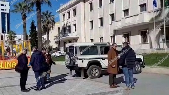 Hetimet për atentatin ndaj kryebashkiakut Fatos Tushe/ Ekspertët mbërrijnë në Bashkinë e Lushnjes (VIDEO)