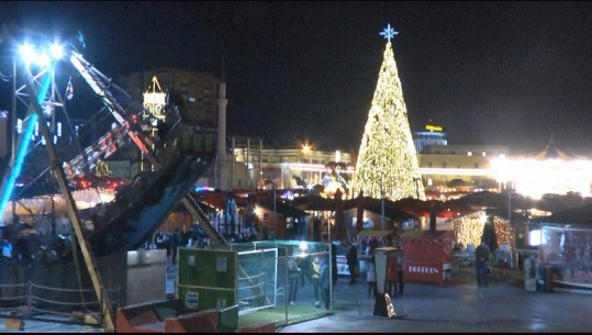 Nga dritat te spektakli i fishekzjarrëve/ Dhjetëra qytetarë në sheshin 'Skënderbej'...sfidë temperaturave të ulëta 