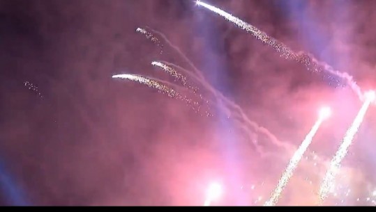 VIDEO- Spektakli me fishekzjarre në Tiranë...Mirësevjen 2020