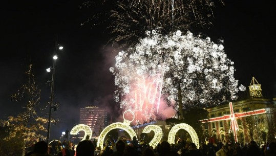 Spektakli me fishekzjarre në Tiranë (FOTO)