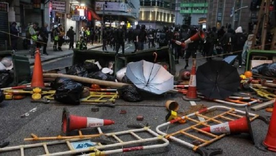 Hong Kongu e nis Vitin e Ri me protesta dhe përleshje me policinë, 40 të arrestuar