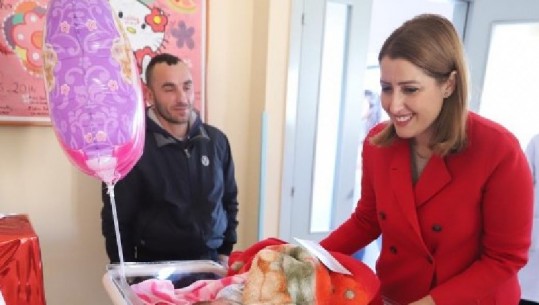 Viziton bebet e para për 2020 në maternitetet e Tiranës, Manastirliu: Mbi 37,180 të porsalindur përfituan bonusin 