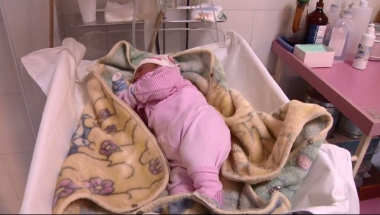Foshnja e parë e 2020 në Vlorë, vajza me emrin me kuptimin e veçantë vjen në jetë pak pas mesnate (VIDEO)
