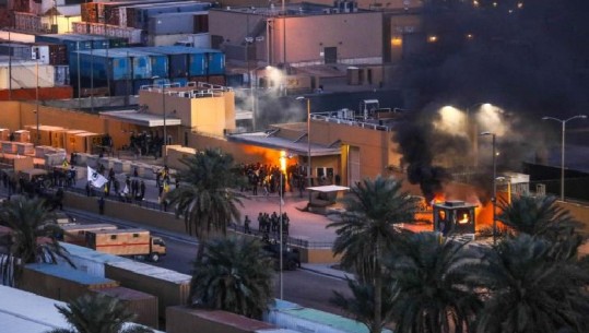Sulmi në Ambasadën amerikane në Bagdad, personeli i sigurisë qëllon me plumba gome ndaj protestuesve (FOTO)