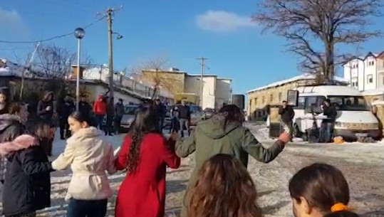 Këngë dhe valle, emigrantët kthehen për Vitin e Ri dhe gjallërojnë Shishtavecin (VIDEO)