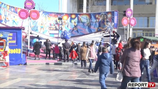 Ditët e para të 2020 në kryeqytet, gjallërohen rrugët e Tiranës, bizneset nisin punën normalisht (VIDEO)