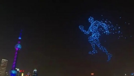 Spektakli i dritave me dronë sjell imazhin e një personi që vrapon... (VIDEO)