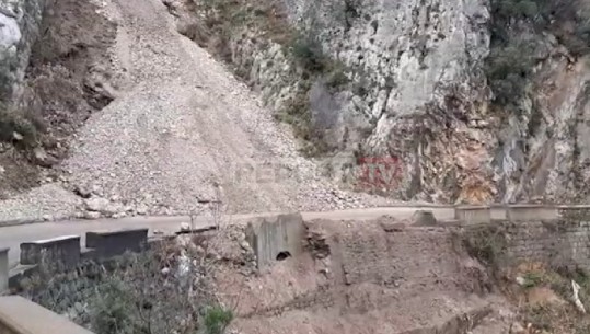Rrëshqitje dherash në aksin Krujë - Qafshtamë, rruga e dëmtuar nga tërmeti s'ka as tabela sinjalizuese (VIDEO)