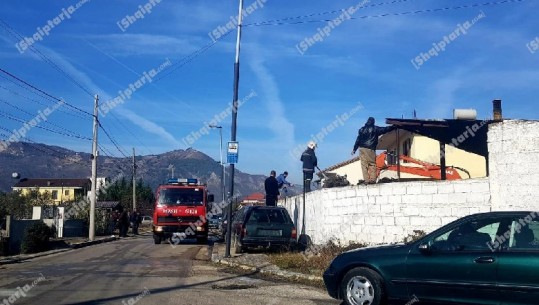 Elbasan/ Përfshihet nga flakët fusha e skrapit, dy zjarrfikëse në vendin e ngjarjes