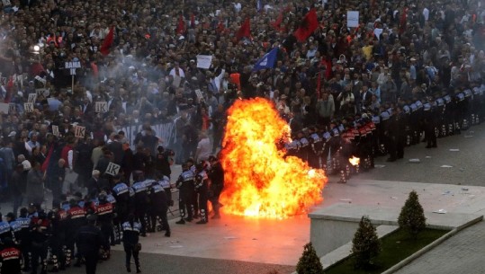 Baze: 'Pacifistët' tanë, me molotovë nëpër duar