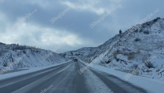 Reshjet e dëborës në Korçë, në Qafën e Sharrit duhen përdorur zinxhirët (VIDEO)