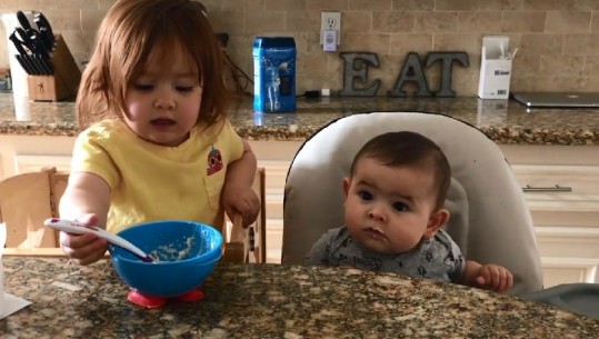 Përkujdesja dhe dashuria pa kushte vetëm në një video, ja si vogëlushja ushqen vëllanë e saj (VIDEO)