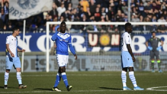 Tifozët e Lazio-s nxijnë ndeshjen e parë të vitit në ‘Seria A’, kore raciste për Mario Balotelli-n
