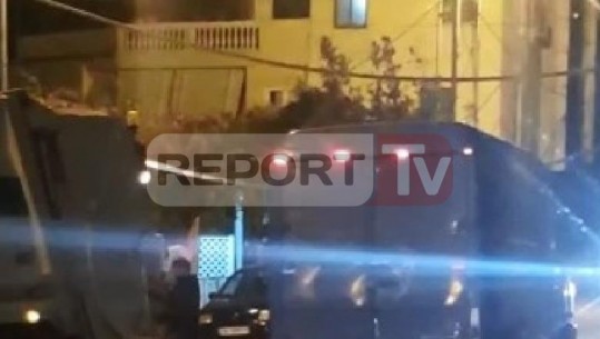 Rrëzohet pema te 'Kafja e Rremës' në Tiranë! Era ul telat e korrentit, pengohet kalimi i automjeteve të tonazhit të lartë (VD)