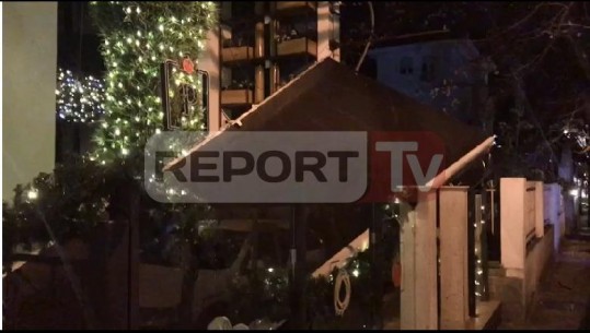 Erërat e forta rrëzojnë tendën e një restoranti në Tiranë (VIDEO)