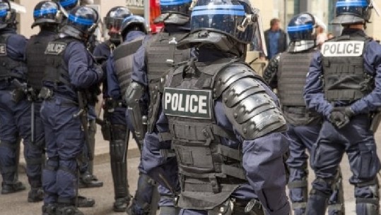 Francë, bërtet 'Allah Akbar' me thikë në dorë, arrestohet nga policia